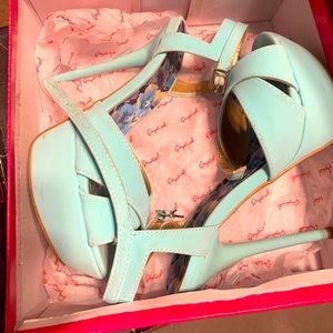 Mint nubuck platform heels